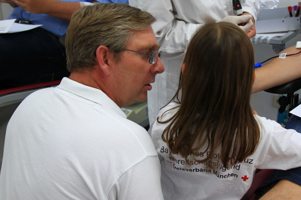 Jugendmitglied bekommt den Ablauf der Blutspende erklärt