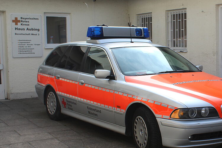 Helfer vor Ort Aubing vor dem Rotkreuzhaus stehend